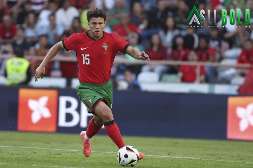 Manchester United Kibarkan Bendera Putih untuk Pemain Timnas Portugal Ini