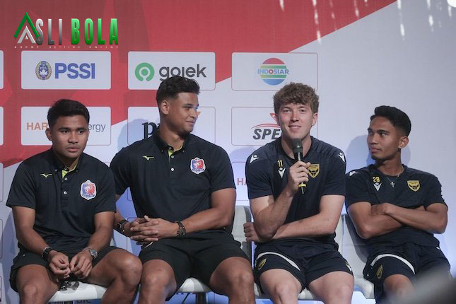 Disambut Ribuan Penggemar, Oxford United Tiba dengan Duo Bintang Timnas Indonesia untuk Piala Presiden 2025